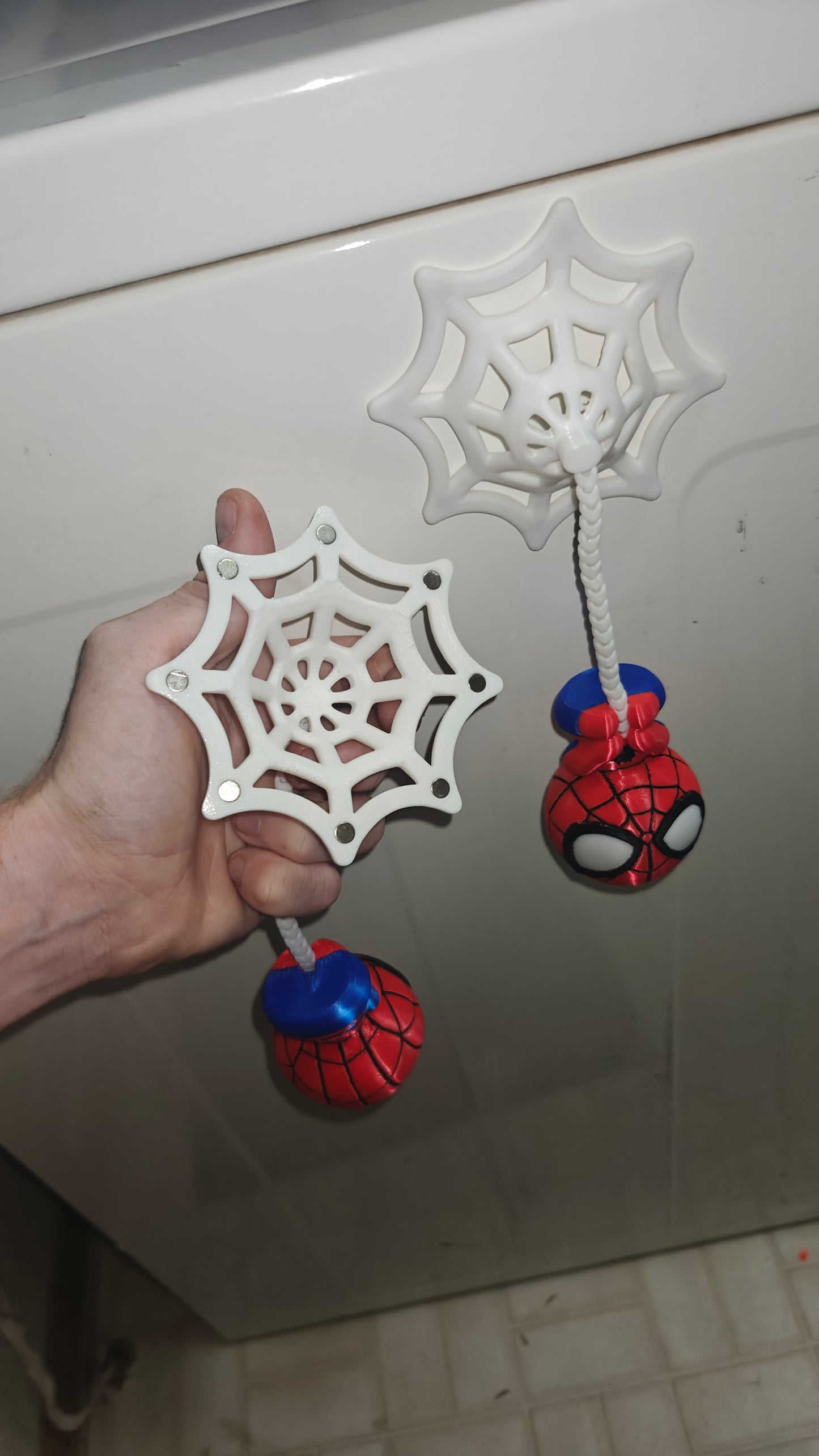 π·οΈ Spider-Man Web Slinger β Hanging Magnetic Wall & Fridge Figure