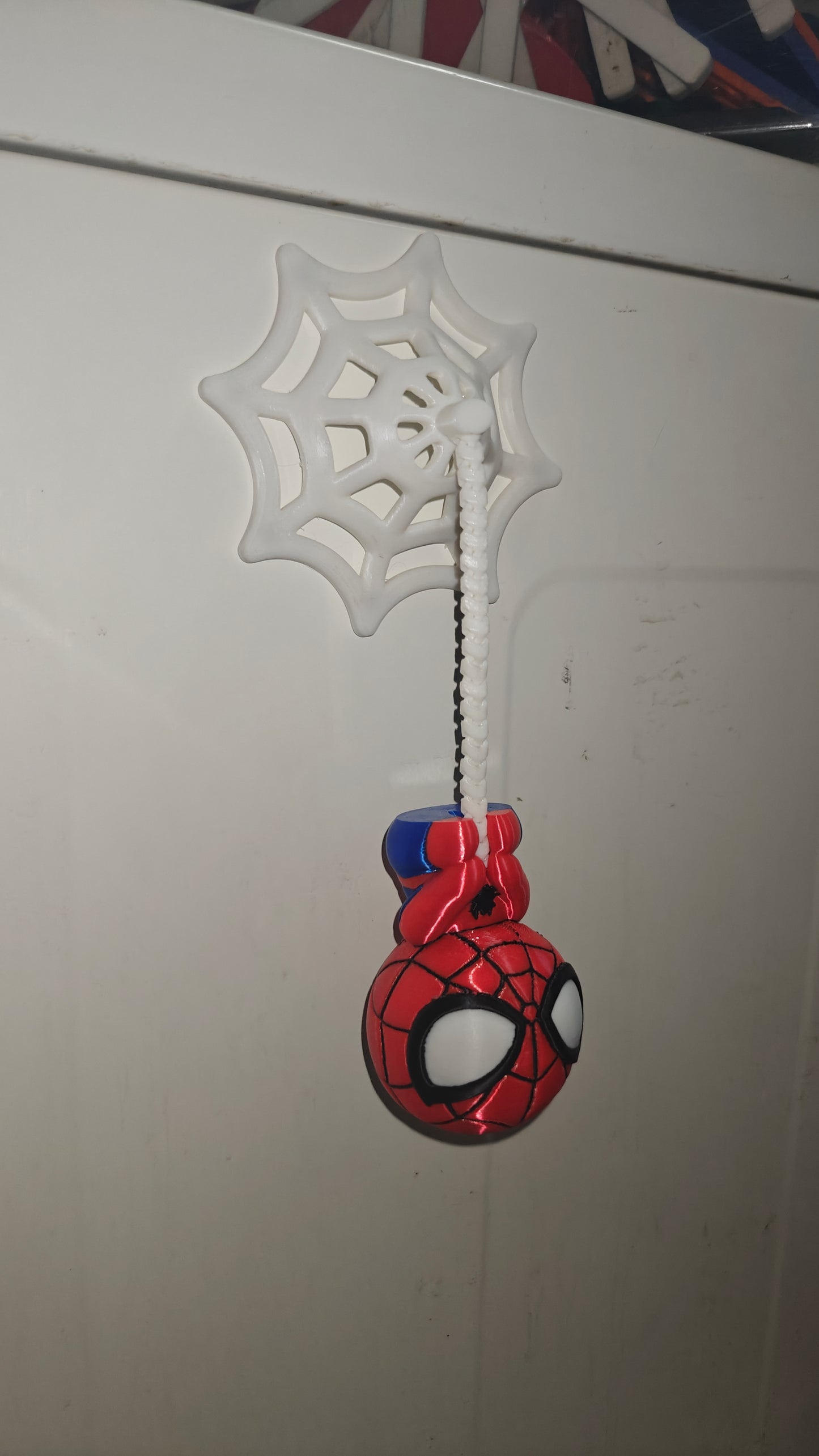 🕷️ Spider-Man Web Slinger – Hanging Magnetic Wall & Fridge Figure