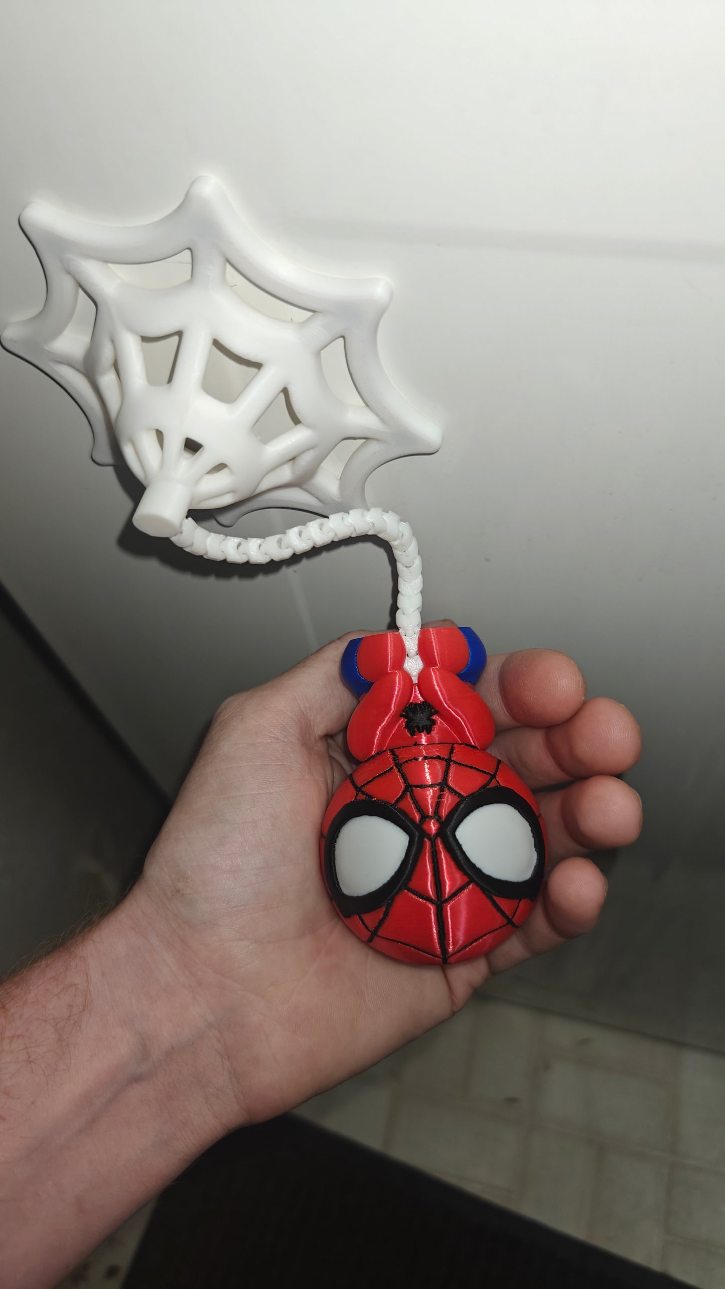 🕷️ Spider-Man Web Slinger – Hanging Magnetic Wall & Fridge Figure